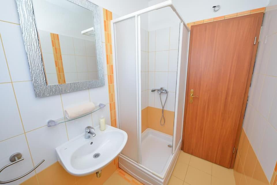Sreca Apartment Near Beach With Bbq Bibinje Exterior foto
