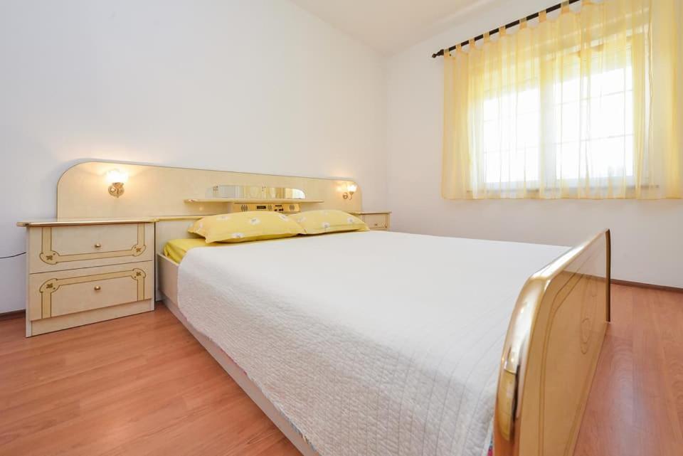 Sreca Apartment Near Beach With Bbq Bibinje Exterior foto