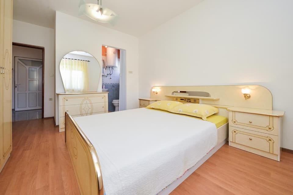 Sreca Apartment Near Beach With Bbq Bibinje Exterior foto